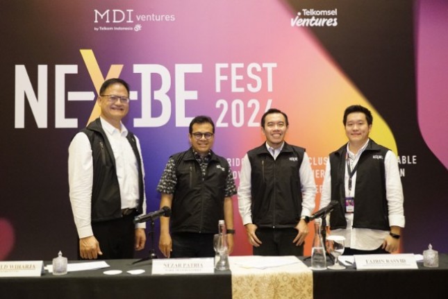 CEO MDI Ventures Donald Wihardja (Paling Kiri), Wakil Menteri Komunikasi dan Digital Nezar Patria (Kedua dari Kiri), Direktur Digital Business Telkom Muhamad Fajrin Rasyid (Kedua dari Kanan), VP of Strategy & Sustainability MDI Ventures Alvin Evander (Paling Kanan).