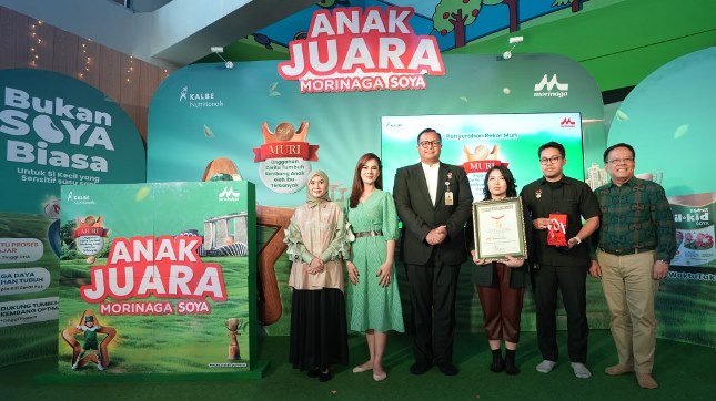 Penghargaan MURI untuk Morinaga Soya diberikan oleh Awan Rahargo, Direktur Marketing MURI Indonesia, dan Bryan Razu Ramadhan, S.Pd., Customer Relation MURI Indonesia.