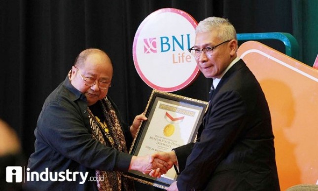 Plt Dirut PT BNI Life Insurance (BNI Life) Geger Maulana menerima penghargaan rekor MURI sebagai Perusahaan Asuransi Jiwa Pertama yang Mengelola Ruang Tunggu Rumah Sakit (Foto Rizki Meirino) 