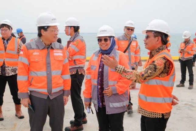 Direktur Utama SIG, Donny Arsal (kanan) dan Direktur Operasi SIG, Reni Wulandari (tengah) bersama President  and Representative Director of Taiheiyo Cement Corporation, Yoshifumi Taura saat kunjungan kerja bersama proyek pengembangan dermaga dan fasilitas produksi di SBI Pabrik Tuban, Jawa Timur, pada 5 Desember 2024.

