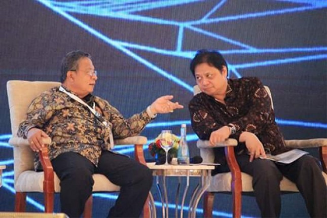 Menteri Perindustrian, Airlangga Hartarto bersama Menko Perekonomian, Darmin Nasution saat acara Kompas CEO Forum (Foto: Dok Industry.co.id)