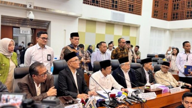 Rapat Panitia Kerja (Panja) Komisi VIII DPR RI, Senin (06/12) memutuskan Biaya Penyelenggaraan Ibadah Haji (BPIH) 2025 sebesar Rp89,41 juta untuk jemaah reguler. Angka ini turun dibandingkan BPIH 2024 yang sebesar Rp93,4 juta. 