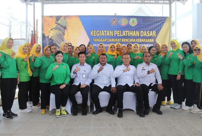 Brigjen Pol. Drs. Mashudi, Direktur Jenderal Pemasyarakatan Kementerian Imigrasi dan Pemasyarakatan (Kemenimipas) bersama kaum ibu