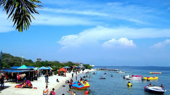 Pantai Tanjung Pasir, di Kabupaten Tangerang (Foto:www.jejakpiknik.com)