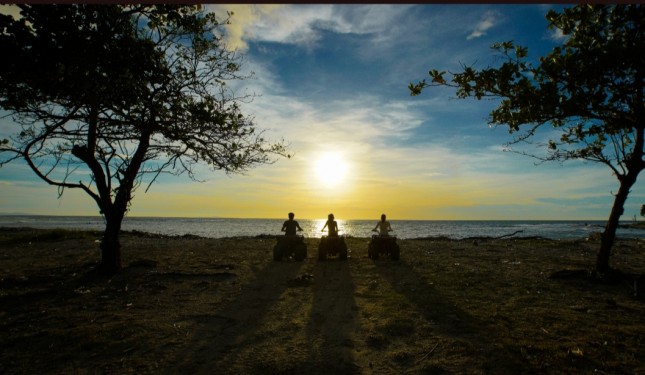 Menikmati sunset di pantai bodur Tanjung Lesung