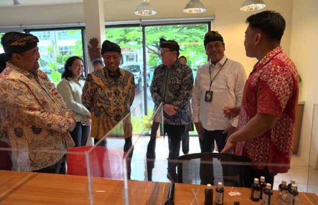 Kemenperin bangun Pusat Flavor dan Fragrance (PFF) di Denpasar, Bali dorong hilirisasi produk minyak atsiri agar dapat memberikan kontribusi signfikan terhadap perekonomian nasional.