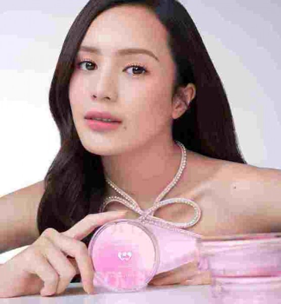 Beby Tsabina glowing di hari Valentine bersama produk barenbliss.