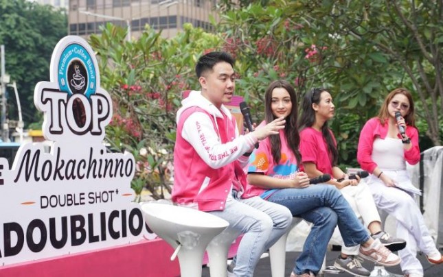 Peluncuran TOP Mokachinno Double Shot bersama TOP Cofee (kiri), Brand Ambassador TOP Mokachinno Double Shot (tengah), dan Coffee Enthusiasts (kanan).
