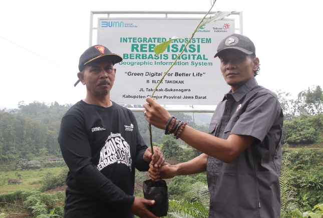 Program Reboisasi Hutan di Indonesia dengan penanaman bibit pohon di Cianjur menggunakan teknologi Geographic Information System (GIS) untuk pengawasan lahan yang sudah ditanami bibit pohon.