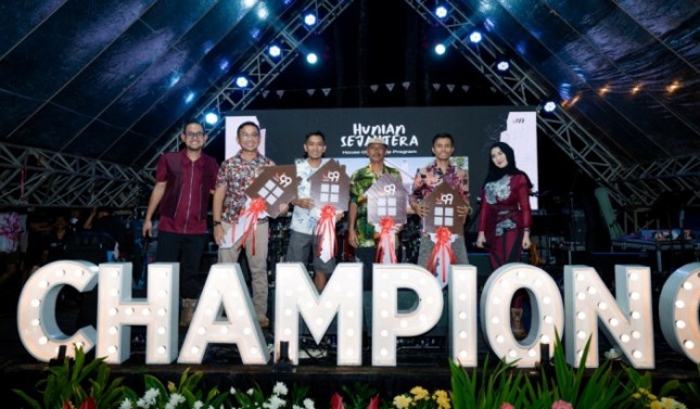 Gilang Widya Pramana alias Juragan 99 dan Shandy Purnamasari memberikan reward rumah kepada 4 karyawan yang dinilai berdedikasi dari berbagai unit bisnis J99 Corp.