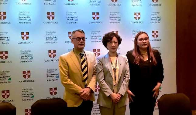  Nick Seville (Director of Thought Leadership, Cambridge University PRess & Assesment), Min Qu (Commercial Director Cambridge University Press @ Assessment) dan Sonya Tobing (Country Head of Cambridge University Press and Assessment Indonesia)