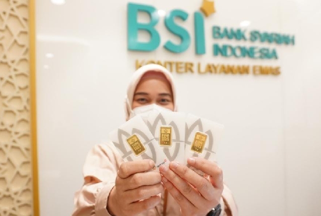 Pegawai BSI menunjukan emas yang menjadi salah satu produk perbankan syariah