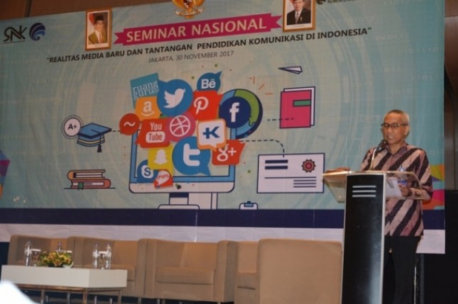 Staf Ahli Menkominfo bidang Teknologi Herry Abdul Aziz dalam Seminar Nasional Realitas Media Baru dan Tantangan Pendidikan Komunikasi di Indonesia di Jakarta, Kamis (30/11/2017). 