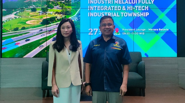 Direktur Eksekutif KIK Juliani Kusumaningrum bersama Kepala Administrator KEK Kendal, Tjertja Karja Adil