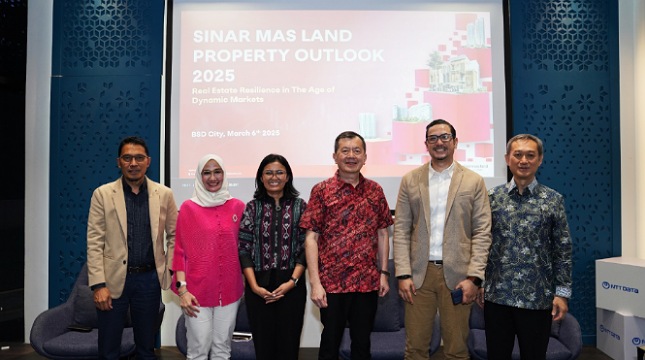 Direktur PT Bumi Serpong Damai Tbk (BSDE), Hermawan Wijaya bersama Deputy Group CEO Strategic Development & Assets Sinar Mas Land, Herry Hendarta, Chief of Corporate Sales and Marketing Sinar Mas Land, Dian Asmahani, dan Head Research Department Colliers Indonesia, Ferry Salanto dalam diskusi Sinar Mas Land Property Outlook 2025 yang bertema “Real Estate Resilience in The Age of Dynamic Markets”