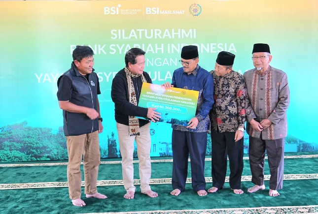 (Kiri ke kanan). Wakil Direktur Utama PT Bank Syariah Indonesia Tbk (BSI) Bob T Ananta, Direktur Utama BSI Hery Gunardi, Ketua Pengurus Yayasan Syekh Sulaiman Arrasuli Syukri Iska, Pembina Yayasan Syekh Sulaiman Arrasuli Makmur Syarif, Ketua Rais Pondok Pesantren Madrasah Tarbiyah Islamiyah (MTI) Canduang Anas Khatib Bandaro berfoto bersama di Pondok Pesantren Arrasuli.