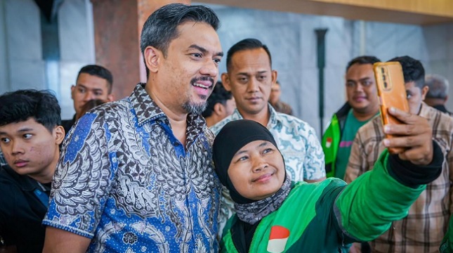 Menteri UMKM, Maman Abdurrahman saat berfoto bersama salah seorang pengemudi ojek online