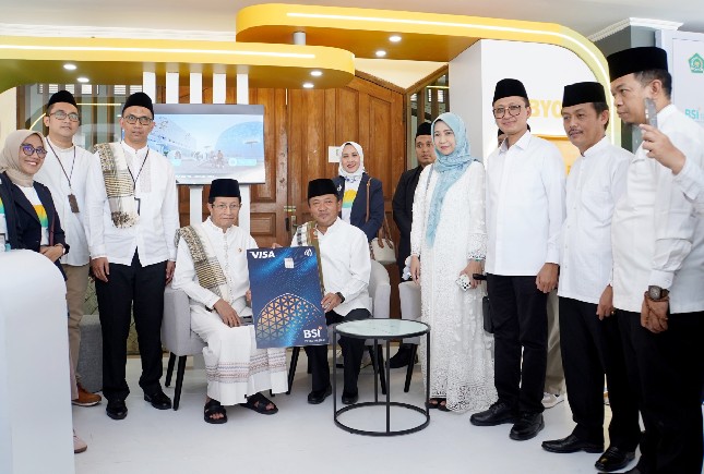 BSI menyerahkan kepada nasabah jamaah haji BSI yakni Kartu BSI Debit Mabrur yang digunakan selama masa tunggu haji/umrah selama di Tanah Suci. Diberikan oleh Plt Direktur Utama BSI Bob T Ananta (kanan) kepada Menteri Agama RI Nasarudin Umar (kiri) di Asrama Haji Pondok Gede