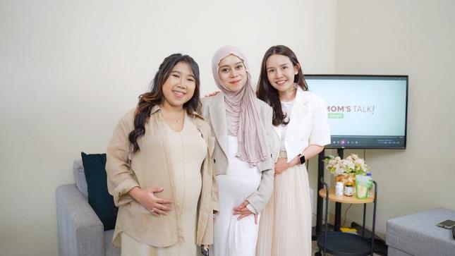 dari kiri: Kiky Saputri, Lesti Kejora, Uung, Pendiri dan Pemilik Mom Uung, dalam acara Mom’s Talk by Uung