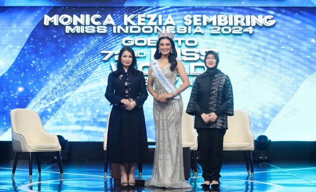 dari kiri: Chairwoman of Miss Indonesia Organization Liliana Tanoesoedibjo, Miss Indonesia 2024 Monica Kezia Sembiring, dan Project Director Miss Indonesia Organization Kanti Mirdianti.
