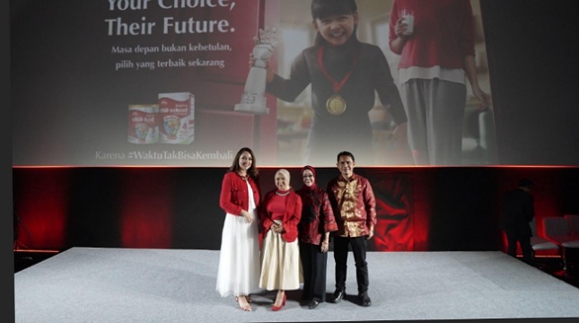 Reisa Broto Asmoro, Selebriti sekaligus Pemerhati Kesehatan, Kenty Novita Pratiwi, selaku Senior Brand Manager Morinaga dan Prof. Dr. Rose Mini Agoes Salim, M.Psi, Psikolog Anak serta Dr. Muliaman Mansyur, Health Communicator Kalbe Nutritionals saat acara MORINAGA: Your Choice, Their Future!.