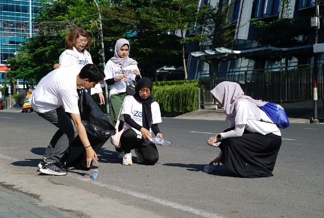 Kegiatan mengumpulkan dan memilah sampah plastik pada acara GoZero% Active Challenge & Clean-Up Walk yang menjadi bagian dari rangkaian kegiatan GoZero% Goes to Medan