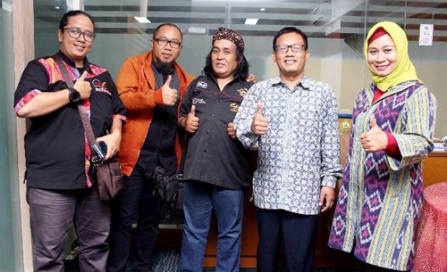 Panitia semiloka Kampanye film nasional, Kholid Fathoni,(kedua kanan) Kepala Tata Usaha Pusbangfilm ( Foto AMZ)