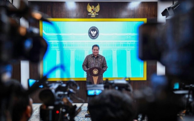Menteri Koordinator (Menko) Bidang Perekonomian Airlangga Hartarto menyampaikan keterangan persnya di Istana Kepresidenan, Jakarta, pada Senin, 28 April 2025. (Foto: BPMI Setpres)