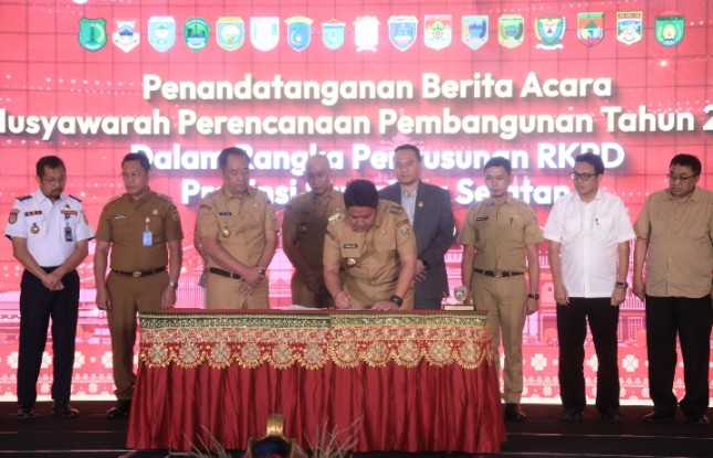 Gubernur Sumatera Selatan (Sumsel) H Herman Deru saat membuka Musyawarah Perencanaan Pembangunan (Musrenbang) Tahun 2025 dalam rangka Penyusunan RKPD Provinsi Sumsel Tahun 2026 di Ballroom Hotel Novotel Palembang, Senin (28/4/2025).