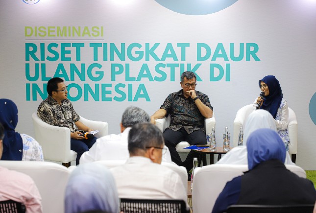 (Kedua dari Kiri) Ahmad Nuzuluddin, Ketua Umum Indonesian Plastics Recyclers (IPR), (Ketiga dari Kiri) Dini Trisyanti, Director, Co-Founder, Senior Specialist, Sustainable Waste Indonesia (SWI)
