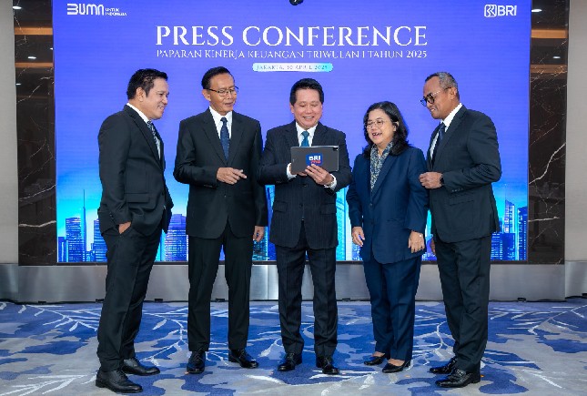 Direktur Utama BRI Hery Gunardi bersama direksi lainnya