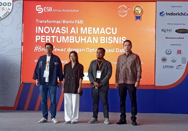 Temu Media 'Transformasi Bisnis F&B: Inovasi AI Memacu Pertumbuhan Bisnis #BebasCemas dengan Optimalisasi Data' (ki-ka) Gunawan, Co-Founder & CEO PT Esensi Solusi Buana (ESB), Lilysan Wijaya, Pemilik Roti Romi Roti Mimpi Indah, Agung Haryadi selaku General Manager, Baker Old, Richard Y Briant, CEO Indorich, penyelenggara AllFood Indonesia.