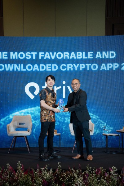 Founder & CEO TRIV, Gabriel Rey (kiri) saat menerima award TRIV Most Downloaded Crypto App 2025 dari InvestorTrust.