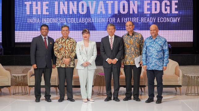 Direktur Utama PT Jababeka Tbk, S.D. Darmono bersama Duta Besar India unuk Indonesia Sandeep Chakravorty saat acara diskusi yang digelar di Kementerian Investasi dan Hilirisasi