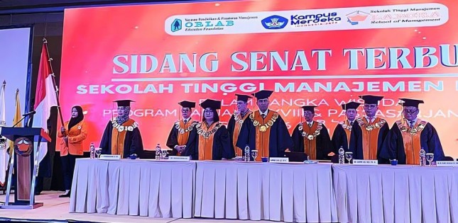 Sidang Senat Terbuka Sekolah Tinggi Manajemen LABORA dalam rangka Wisuda Program Sarjana XXVIII dan Pascasarjana XXXIII pada hari Sabtu, 26 April 2025.