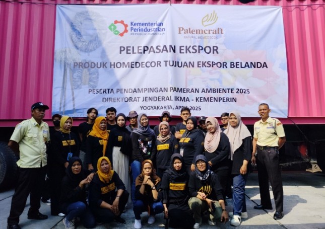 Caption foto: pelepasan ekspor produk homedecor tujuan ekspor Belanda (peserta pendampingan pameran AMBIENTE 2025/Dirjen IKMA Kemenperin)