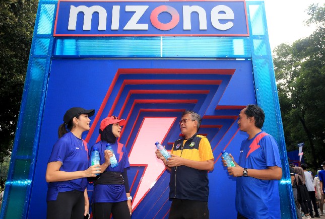dari kiri ke kanan) Belinda Gunadi, Mizone Marketing Manager; Vera Galuh Sugijanto, VP General Secretary Danone Indonesia; Dr. Raden Isnanta, M.Pd, Deputi Bidang Pengembangan Industri Olahraga, Kemenpora RI; Dr. Didik Joko Pursito, S.Pt, M.Si, Plt. Direktur Pengawasan Peredaran Pangan Olahan, Badan Pengawas Obat dan Makanan (BPOM)