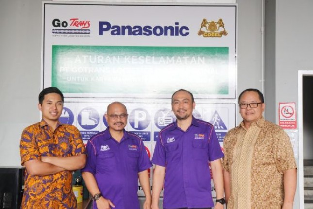 (dari kiri ke kanan) Direktur Gotrans Logistics International Arif Rachmat Gobel; General Manager Operations Gotrans Logistics International Udthor Panjaitan; Direktur Gotrans Logistics International Casey Ntoma; Senior Manager SPIL Warehouse Christian Marpaung, saat sedang melakukan pengecekan di SPIL E-commerce Hub, Cimanggis, Bogor. Fasilitas ini memiliki area operasional lebih dari 10.000 meter persegi dan telah ditunjuk sebagai Distribution Center (DC) utama Panasonic.