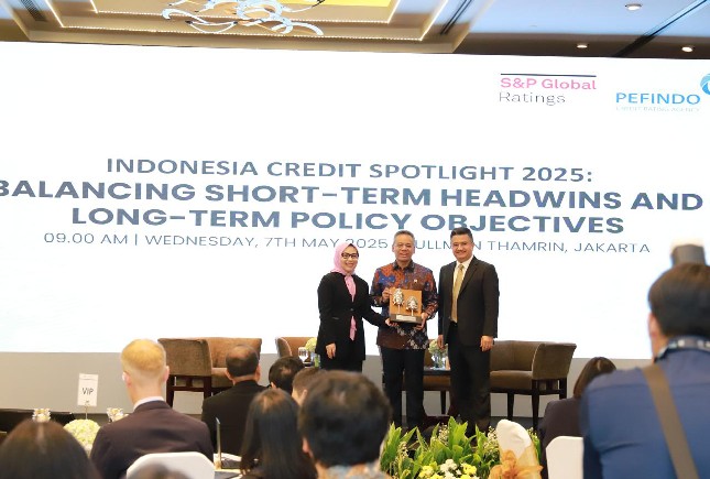Irmawati Direktur Utama Pefindo berfoto bersama Suahasil Nazara - Wakil Menteri Keuangan Republik Indonesia dan Ritesh MaheshwariManaging Director, Head of Southeast Asia and Asia-Pacific Head of Market OutreachS&P Global Ratings (Sebelah kanan)