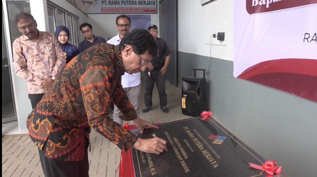 Direktur Jenderal IKFT, Taufik Bawazier meresmikan pembukaan pabrik tekstil milik PT Rama Putera Berjaya di Rancaekek, Kabupaten Bandung.