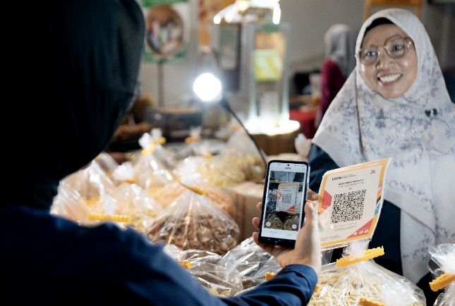 Pembeli membayar tagihan belanja di UMKM menggunakan Livin' by Mandiri