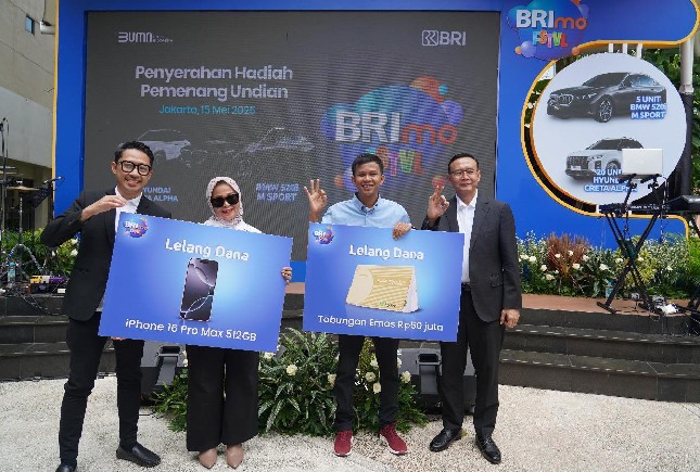 Penyerahan hadiah pemenang Undian BRI