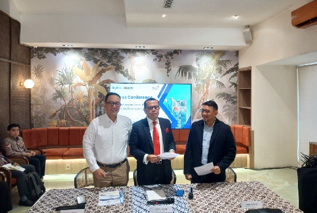 (Kiri-kanan) Ahmad Reza
SVP Group Sustainability & Corporate Communication PT Telkom Indonesia,
Kuasa Hukumnya Juniver Girsang dan Tim Legal Telkom