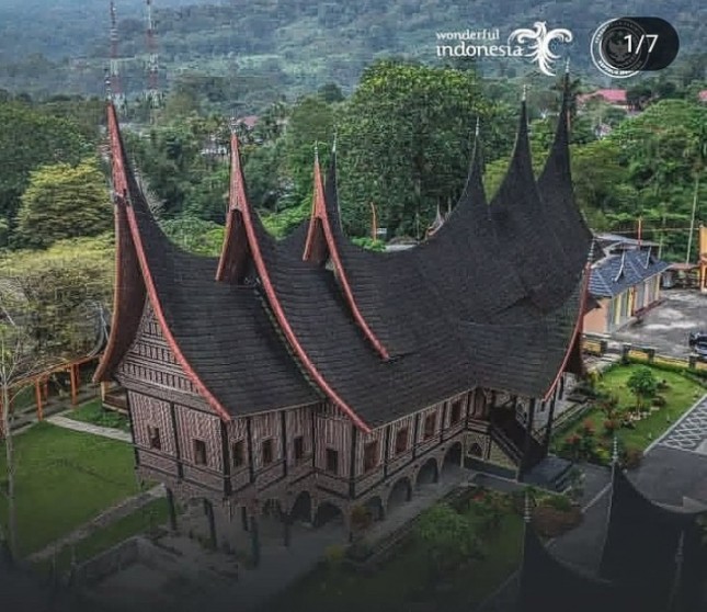 (Caption foto) Rumah Gadang adalah nama untuk rumah adat Minangkabau yang merupakan rumah tradisional dan banyak dijumpai di Sumatera Barat, Indonesia. Rumah ini juga disebut dengan nama lain Rumah Bagonjong atau ada juga yang menyebut dengan nama Rumah Baanjuang oleh masyarakat setempat.