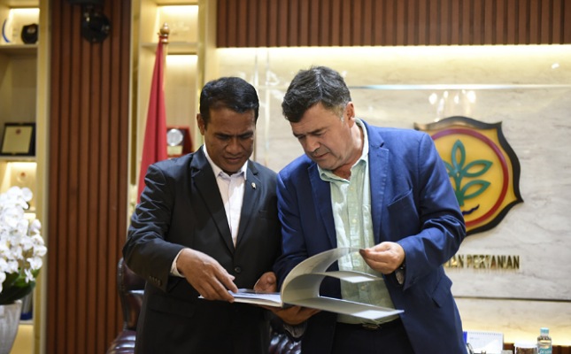 Menteri Pertanian RI, Andi Amran Sulaiman, dan Menteri Pertanian Chile, Esteban Valenzuela Van Treek