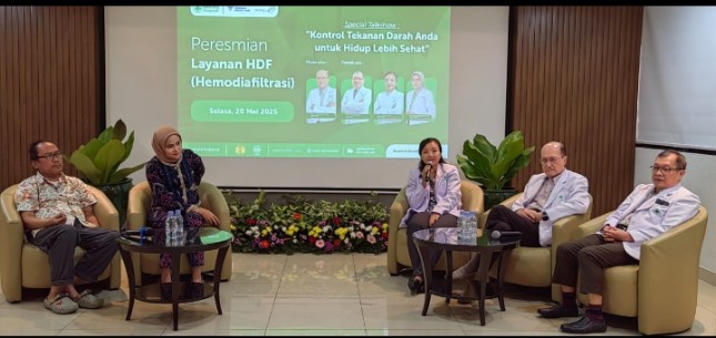 Caption foto (ki-ka) : Pasien HDF, dr. Mega Febrianora, Sp.JP (K), FIHA, FAPSC, dr. Ni Made Hustrini, Sp.PD-KGH, Prof. Dr. Jose Roesma, Ph. D, Sp.PD, KGH. L, Dr. Ginova Nainggolan Sp.PD, KGH.