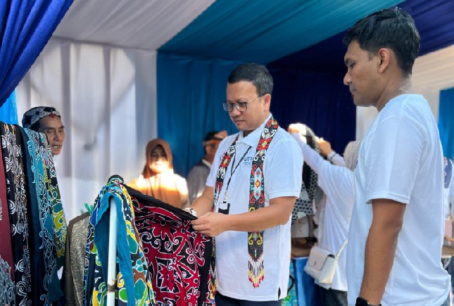 VP Sustainability Telkom Gunawan Wasisto Ciptaning Andri saat mengunjungi booth UMKM lokal unggulan binaan Rumah BUMN Telkom saat roadshow GoZero% Goes to Borneo