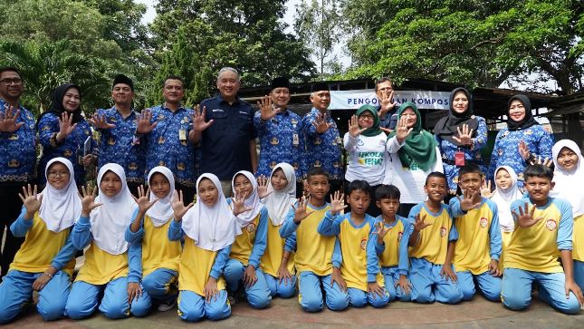 PT JIEP gelar kegiatan edukatif bertema pengolahan sampah di kawasan industri Pulogadung.