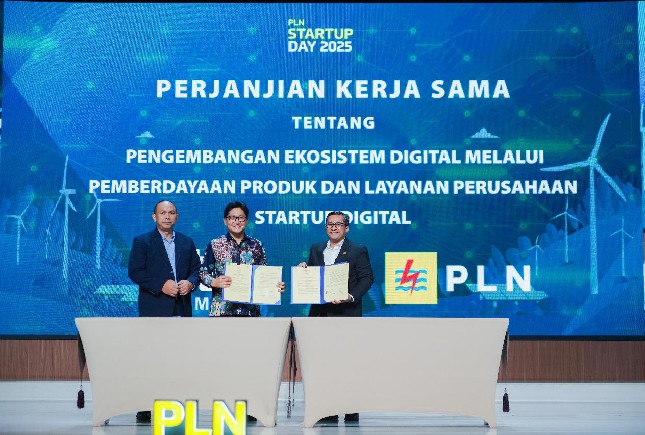 Plt. Direktur Pengembangan Ekosistem Digital Kementerian Komunikasi dan Digital, Sonny Hendra Sudaryana (tengah) dan Direktur Perencanaan Korporat dan Pengembangan Bisnis, Hartanto Wibowo (kanan), melakukan penandatanganan kerja sama terkait Pengembangan Ekosistem Digital Melalui Pemberdayaan Produk dan Layanan Perusahaan Startup Digital yang disaksikan oleh Direktur Jenderal Infrastruktur Digital Kementerian Komunikasi dan Digital, Wayan Toni Supriyanto (kiri), Rabu (21/5/2025).