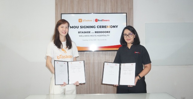 Penandatanganan MoU antara bTaskee dan RedDoorz.